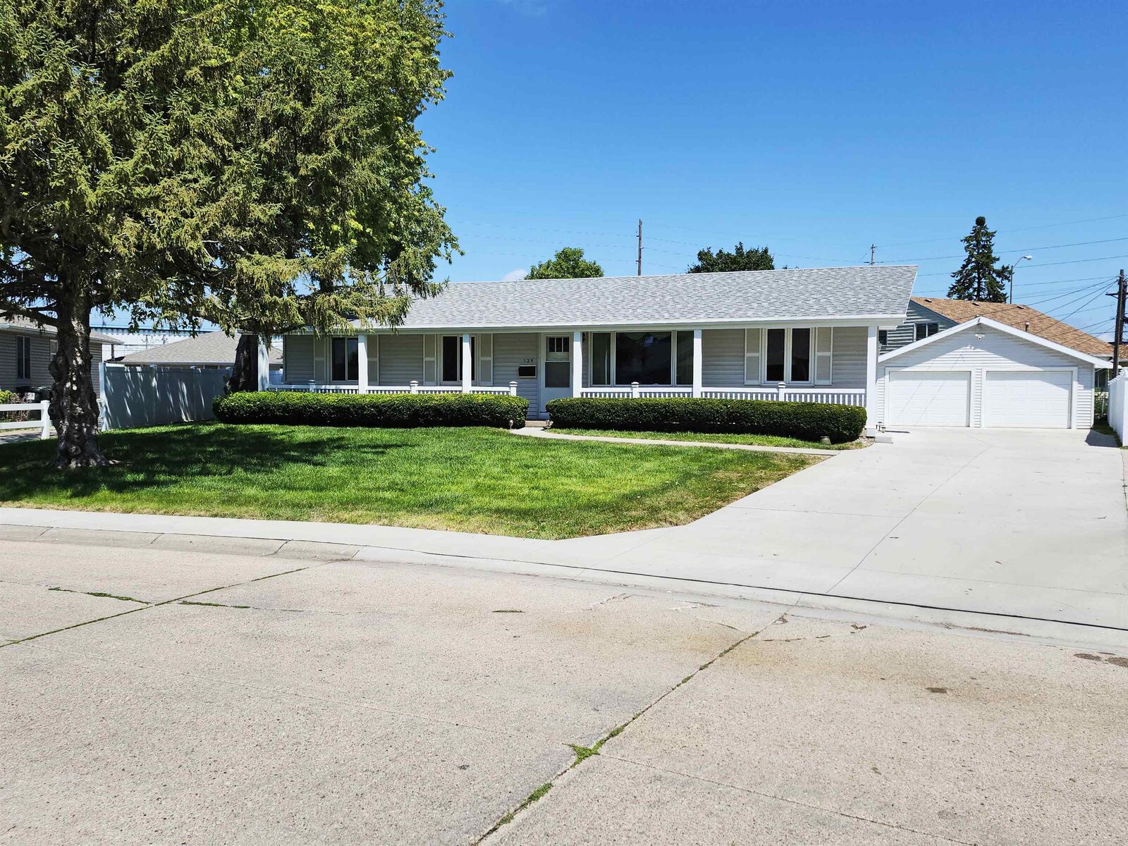 Property Photo: 129 E Parkway NE 68601