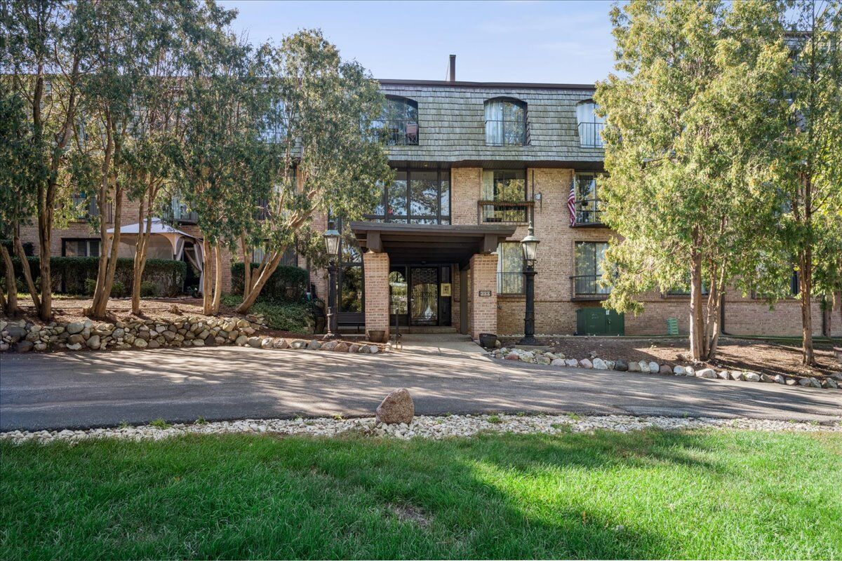 Property Photo:  600 W Russell Street 101  IL 60010 