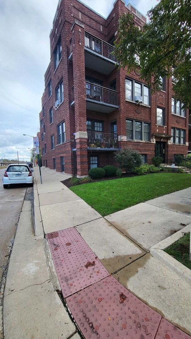 Property Photo:  920 Wesley Avenue 1  IL 60304