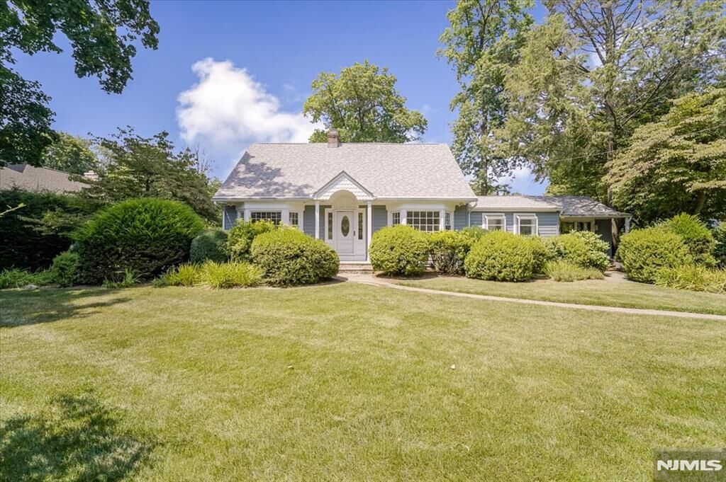 Property Photo:  427 Grandview Avenue  NJ 07481 