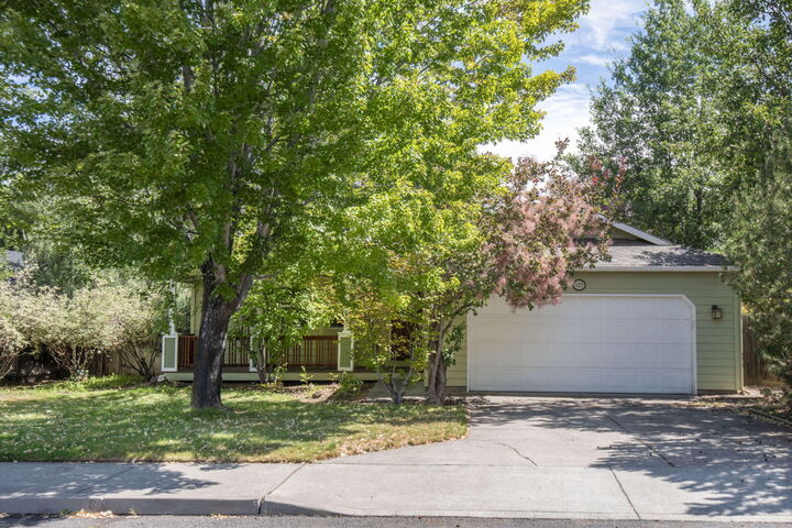 Property Photo:  527 SW Forest Grove Drive  OR 97702 