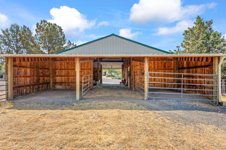 Property Photo: 13439 SE Cayuse Road OR 97754