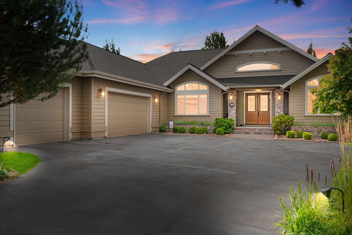 Property Photo:  909 Willet Lane  OR 97756 