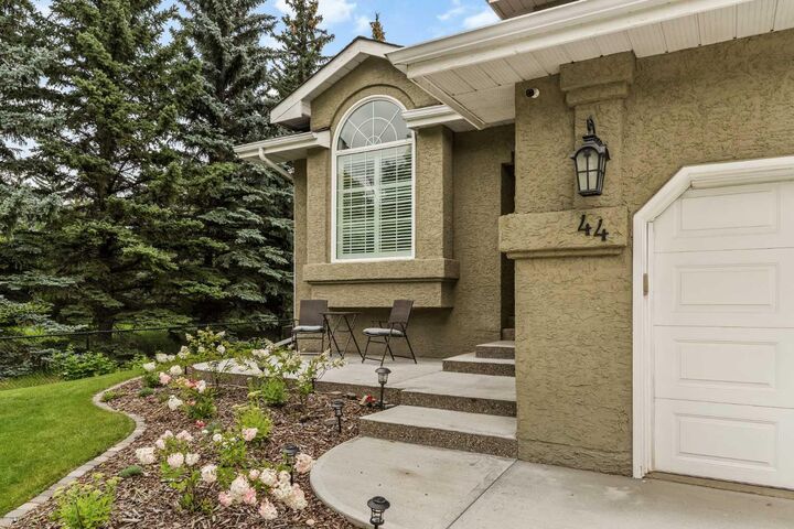Property Photo:  44 Mountain Park Circle SE  AB T2Z 1N7 
