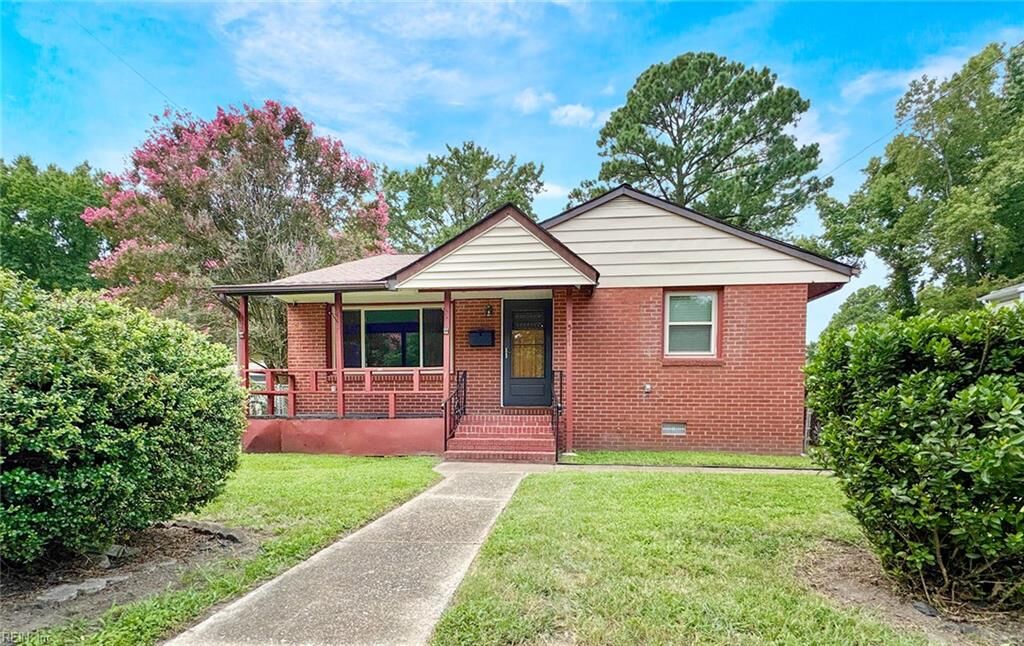Property Photo: 547 Greenbriar Ave VA 23661