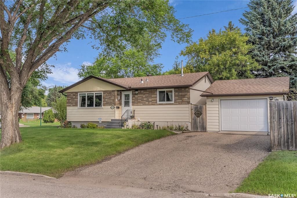 Property Photo:  302 Ottawa Avenue N  SK S7L 3P1 