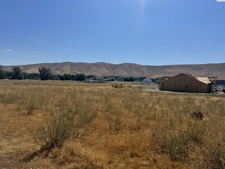 Property Photo:  5811 S Moore Rd Lot 1  WA 99350 