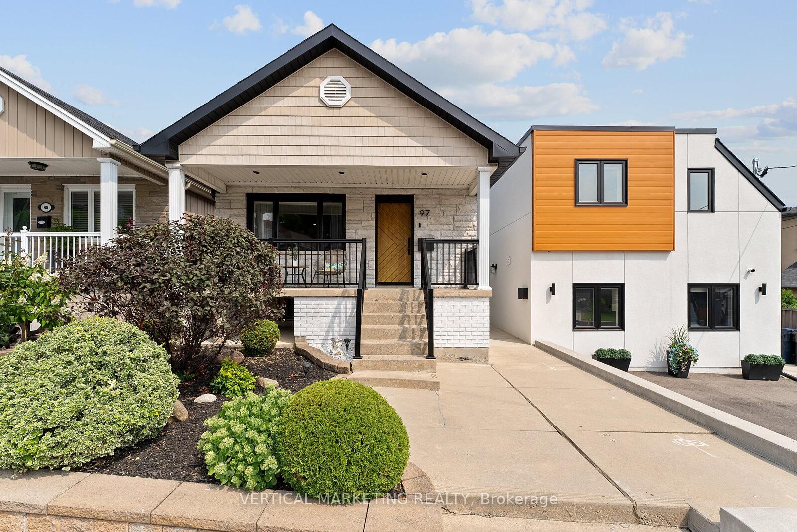 Photo de la propriété: 97 Ennerdale Road W ON M6E 4C7