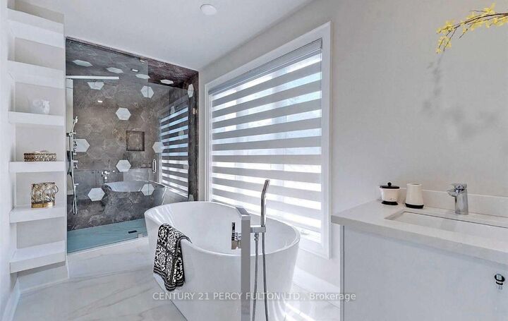 Photo de la propriété: 64 Royal Orchard Boulevard Main ON L3T 3C5