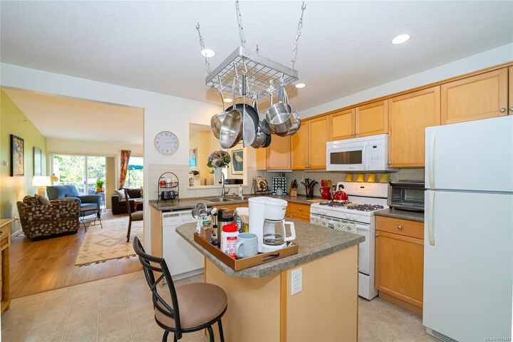 Property Photo: 332 Belaire St 17 BC V9G 1A1