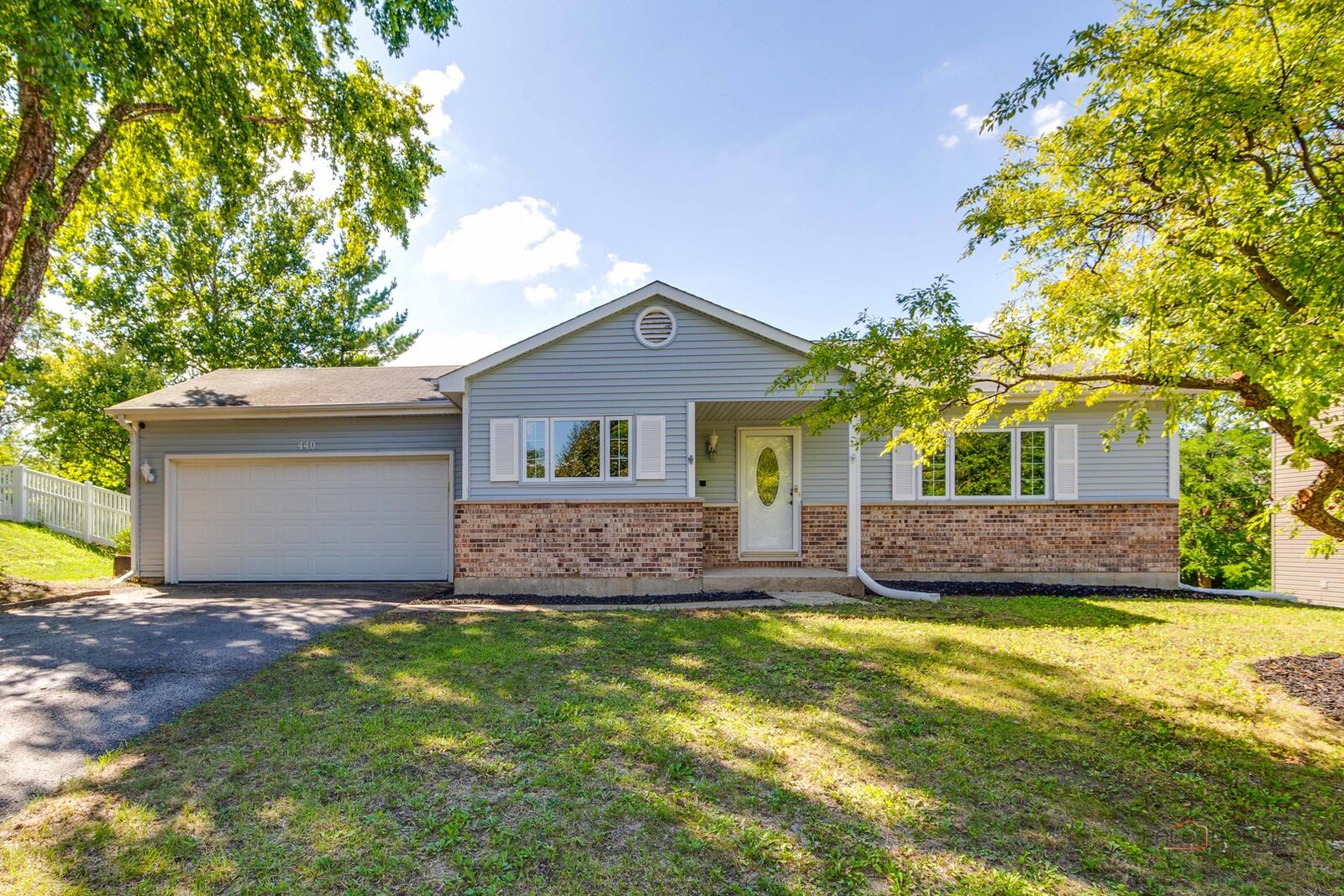 Property Photo: 440 W Parkview Terrace IL 60102