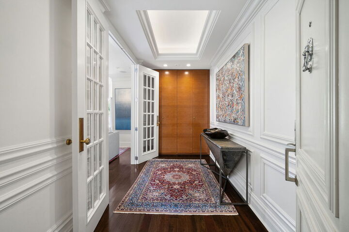 Property Photo: 39 E Schiller Street 4W IL 60610