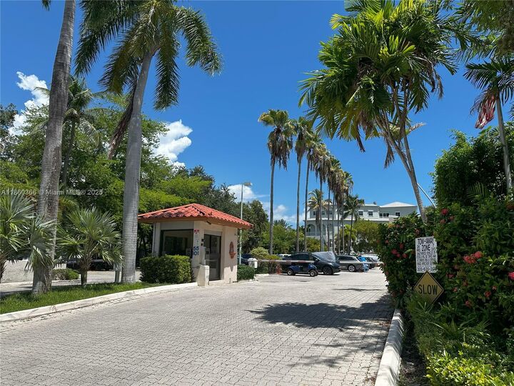 Property Photo:  55 Ocean Lane Dr 4020  FL 33149 