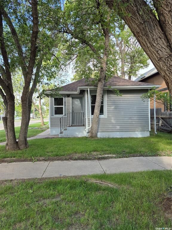 Property Photo:  803 I Avenue N  SK S7L 2H2 