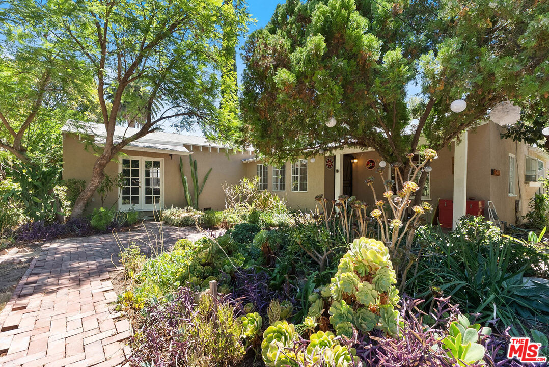 Property Photo: 15410 Wyandotte St CA 91406