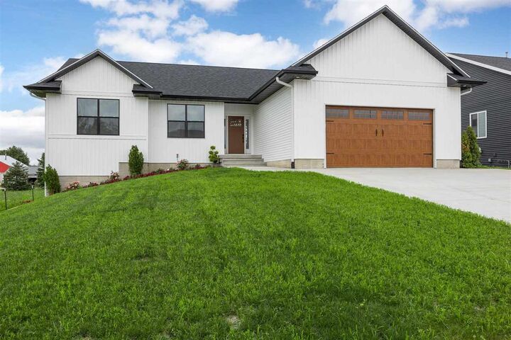 Property Photo:  200 Cherry Park Dr NW  IA 52405 