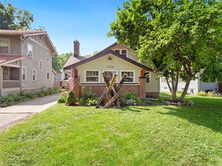 Property Photo: 1314 44th Street IA 50311