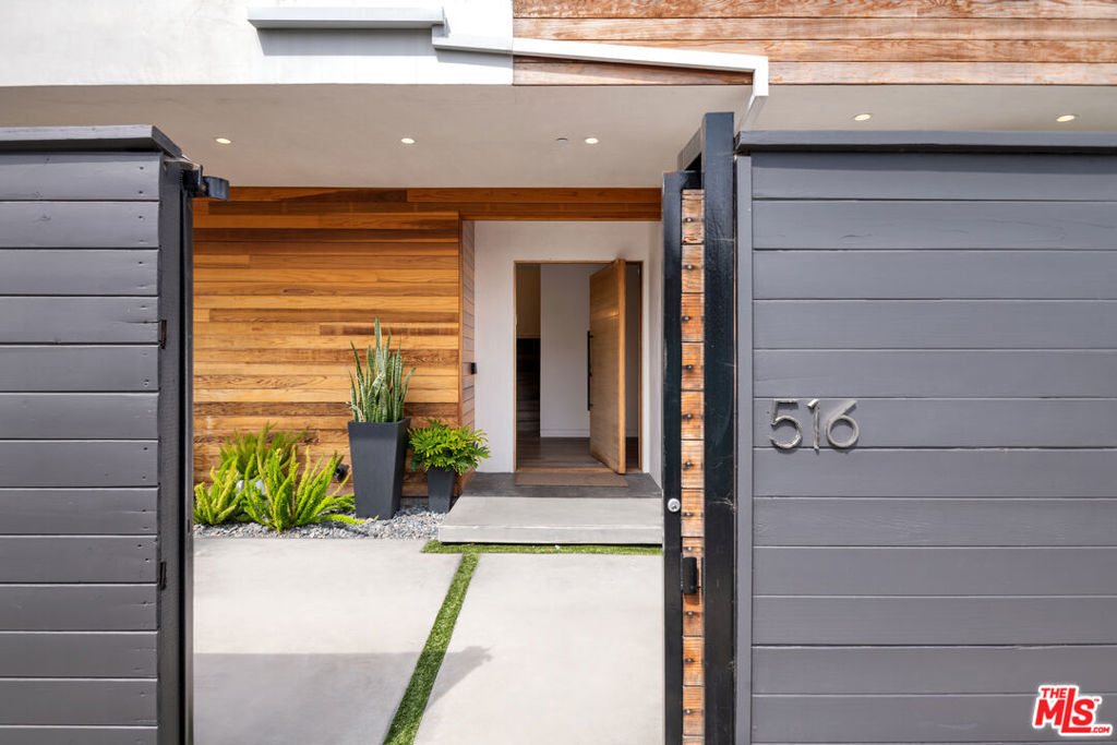 Property Photo:  516 Vernon Avenue  CA 90291