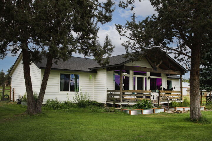 Property Photo: 64925 Valeview Drive OR 97703