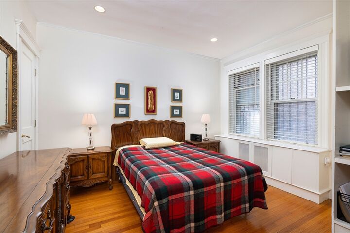 Property Photo:  250 Commonwealth Ave 1  MA 02116 