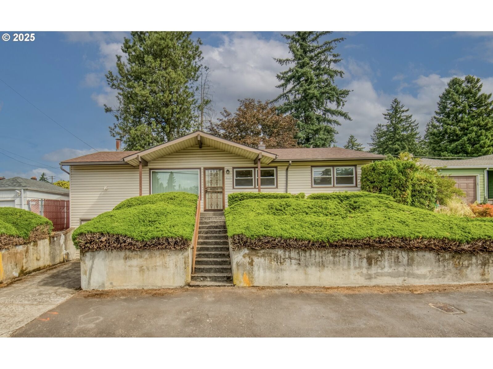 Property Photo:  8625 NE Schuyler St  OR 97220 