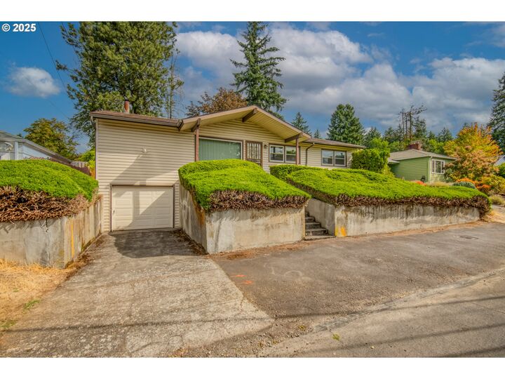 8625 NE Schuyler St  Portland OR 97220 photo