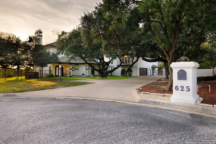 Property Photo:  625 Paseo Canada St  TX 78232 