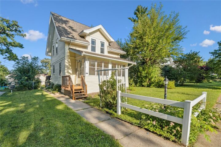 Property Photo:  937 Daniels Street NE  IA 52402 