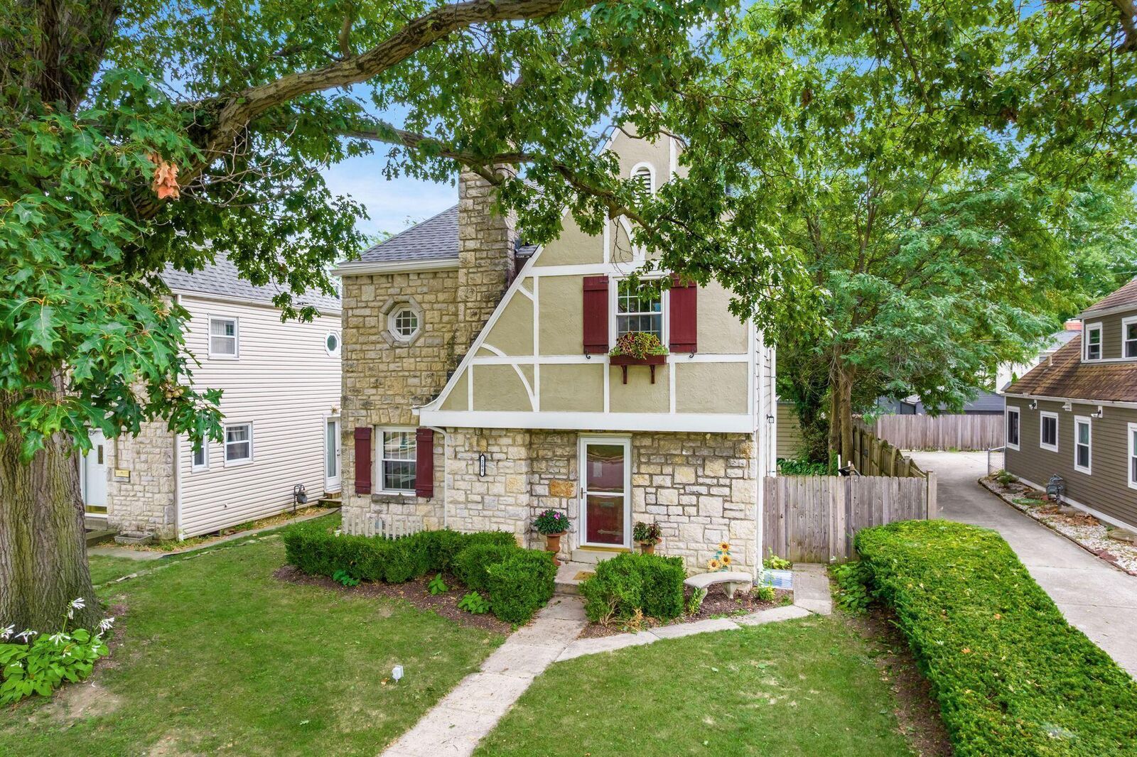 Property Photo: 208 S Stanwood Road OH 43209