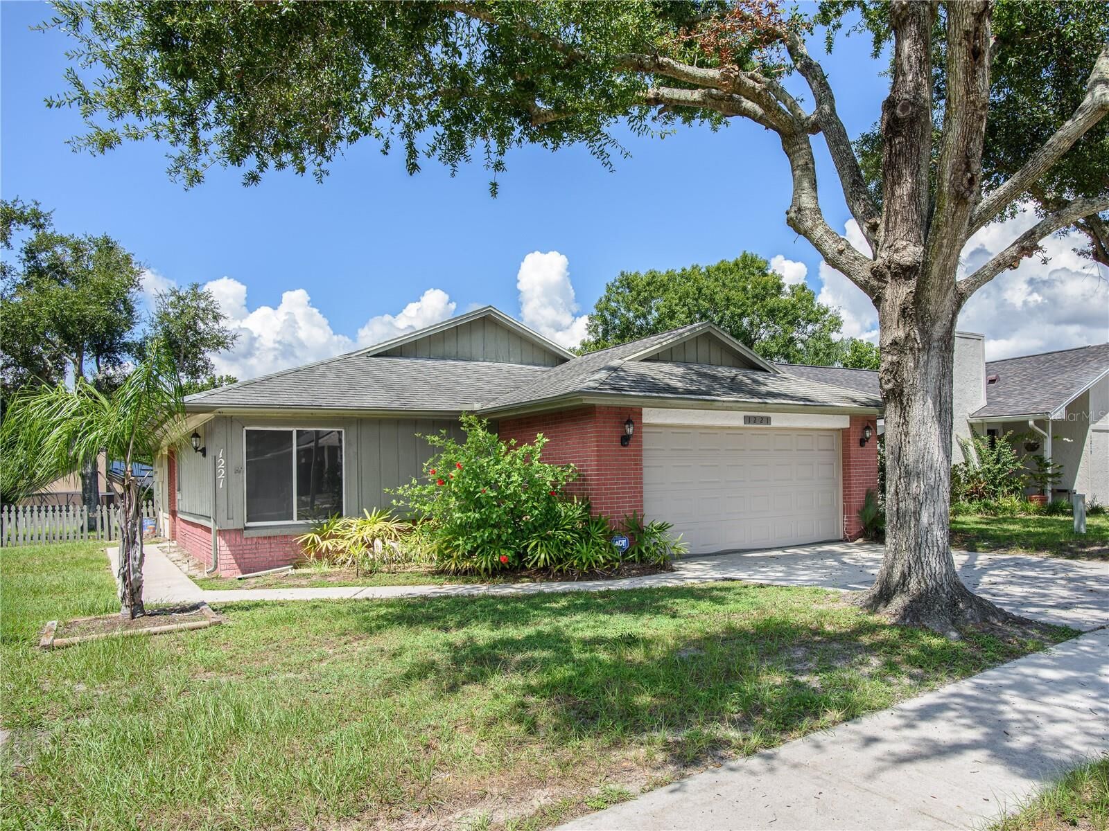 Property Photo: 1221 La Mesa Avenue FL 32708