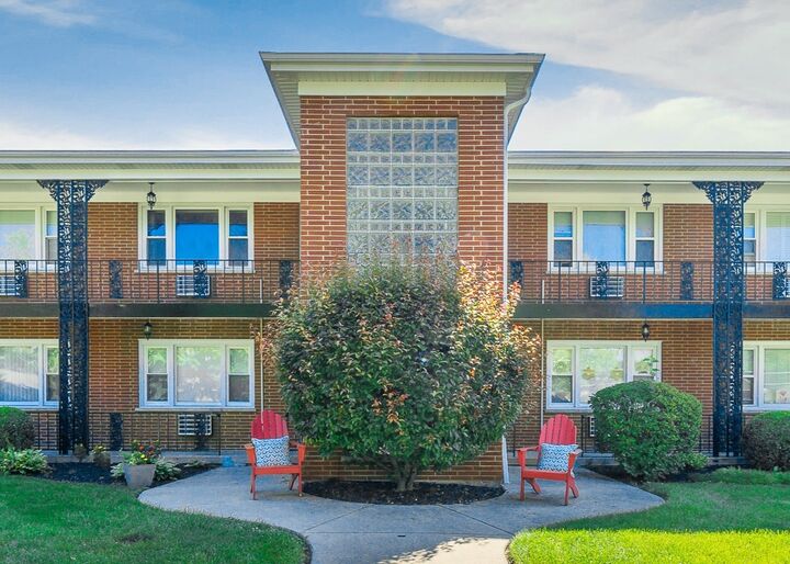 Property Photo: 1427 Homestead Road F IL 60526