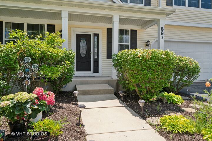 Property Photo: 883 W Courtland Street IL 60060