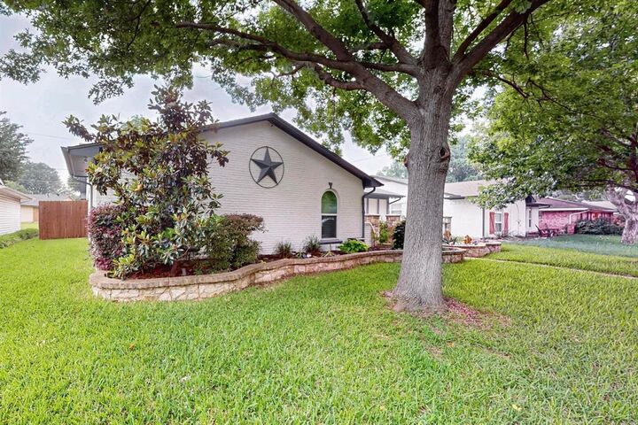 Property Photo: 11142 Cactus Lane TX 75238