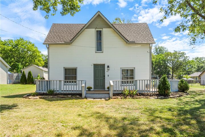 Property Photo:  411 N Maple Street  AR 72761 