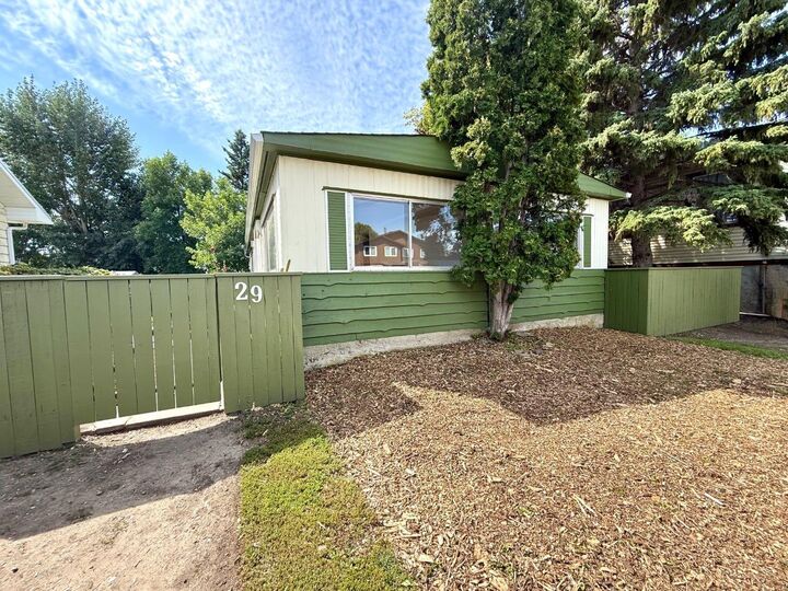 Property Photo: 29 7 Avenue SE AB T1V 1E9