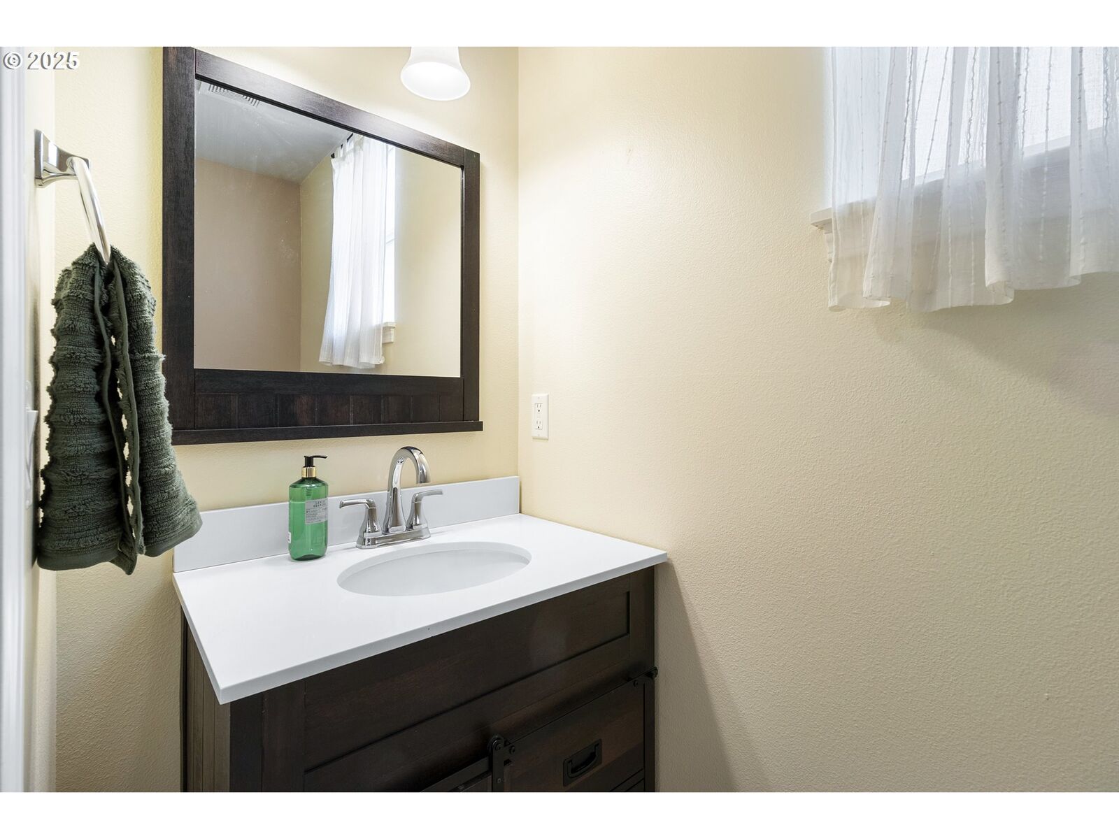 Property Photo:  1541 NE 10th Pl  OR 97013 