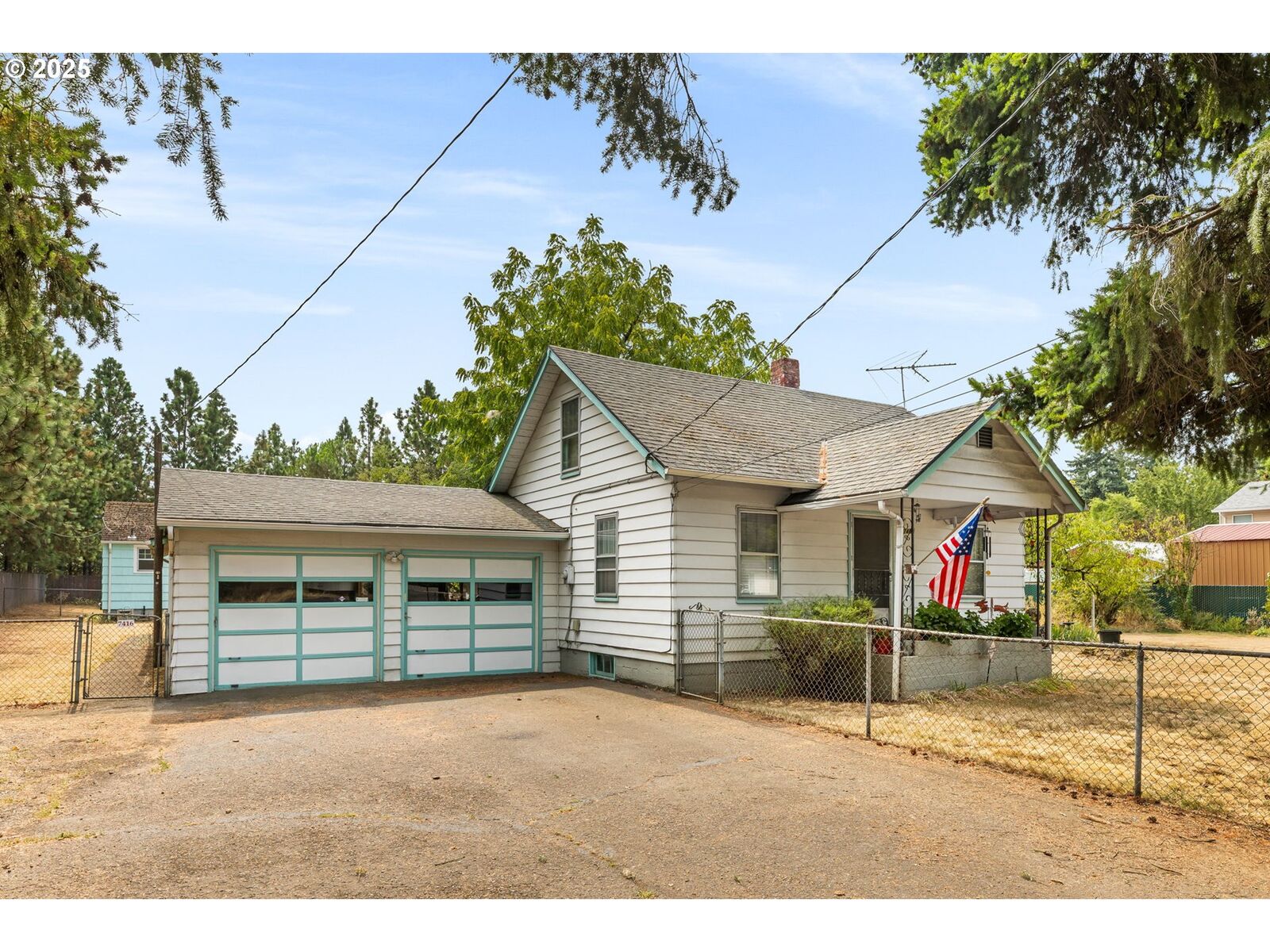 Property Photo:  7400 SE Otty St  OR 97222