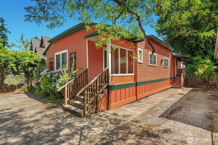 Property Photo:  516  23rd Avenue E  WA 98112 