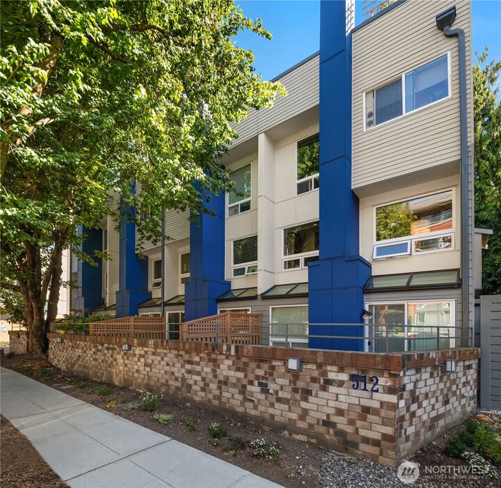 Property Photo: 512 10th Avenue E 3 WA 98102