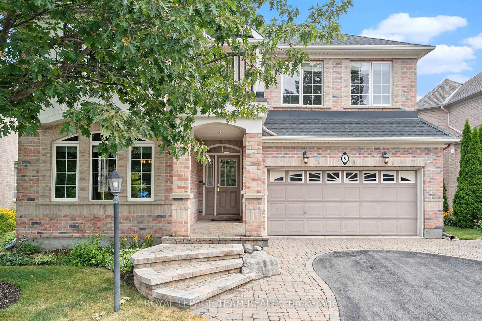 Property Photo: 9 Fencerow Way ON K2J 4X8