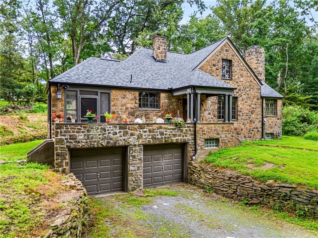 Property Photo: 2501 Oakwood Rd PA 15116