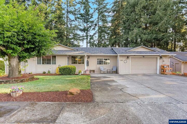 Property Photo: 1285 Dawn Dr OR 97383