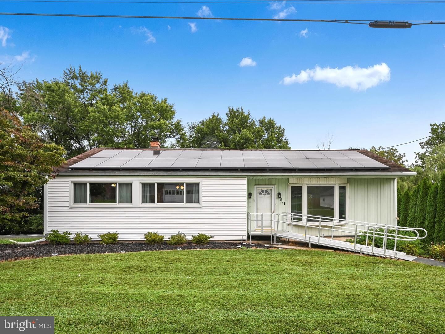 Property Photo:  811 Pleasantview Drive  PA 17522