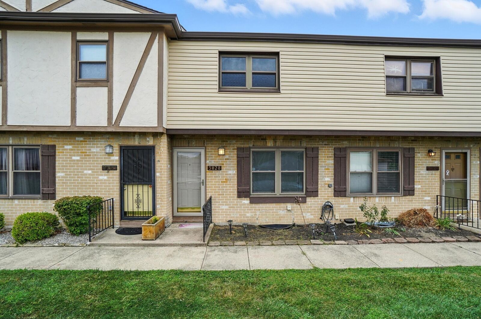 Property Photo: 3828 Queen Anne Place OH 43123