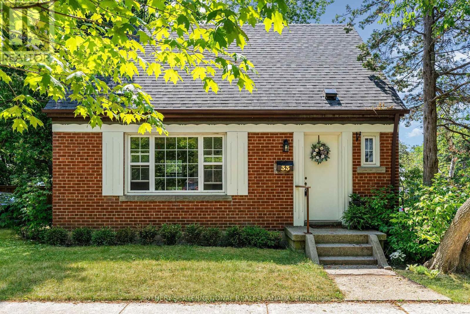 Photo de la propriété: 33 Southmead Road ON M1L 2H9