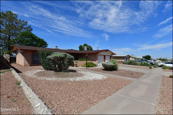 Property Photo: 213 Vista Bonita Street TX 79912