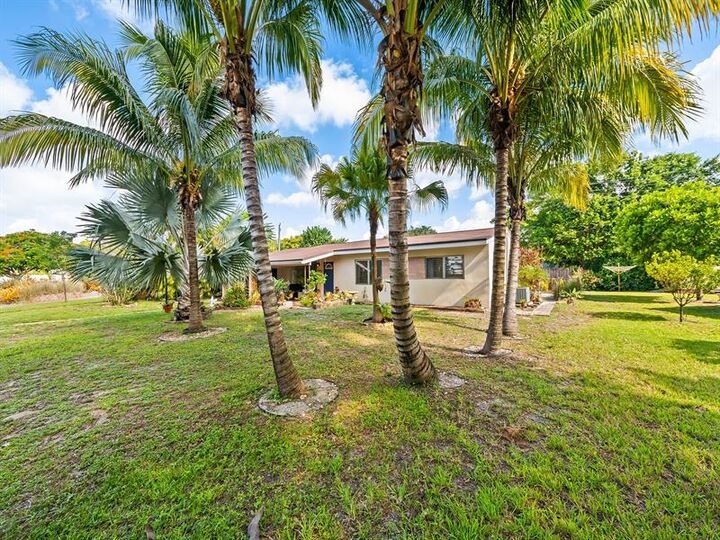 Property Photo:  2341 SW 15th St  FL 33312 