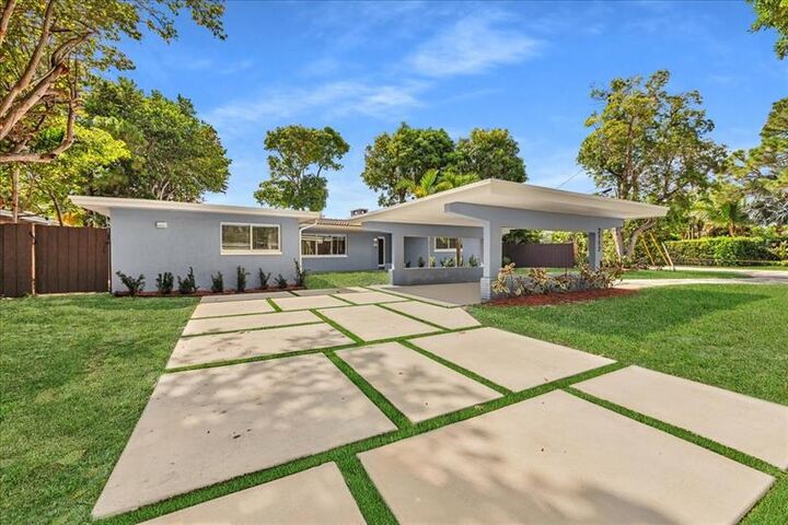 Property Photo: 2117 Coral Gardens Dr FL 33306