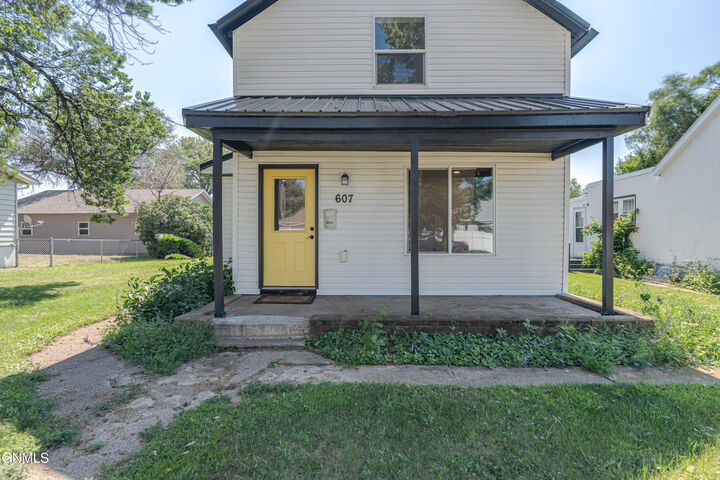 Property Photo:  607 3rd Street SW  ND 58554 