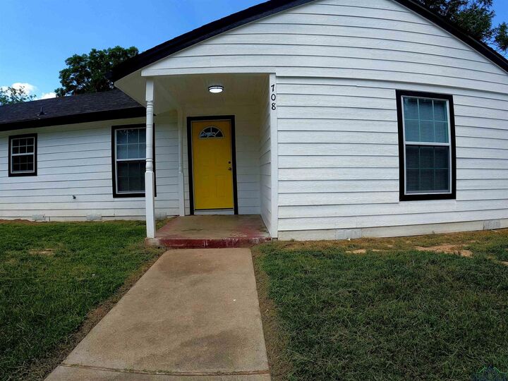 Property Photo: 708 Buffalo St TX 75644